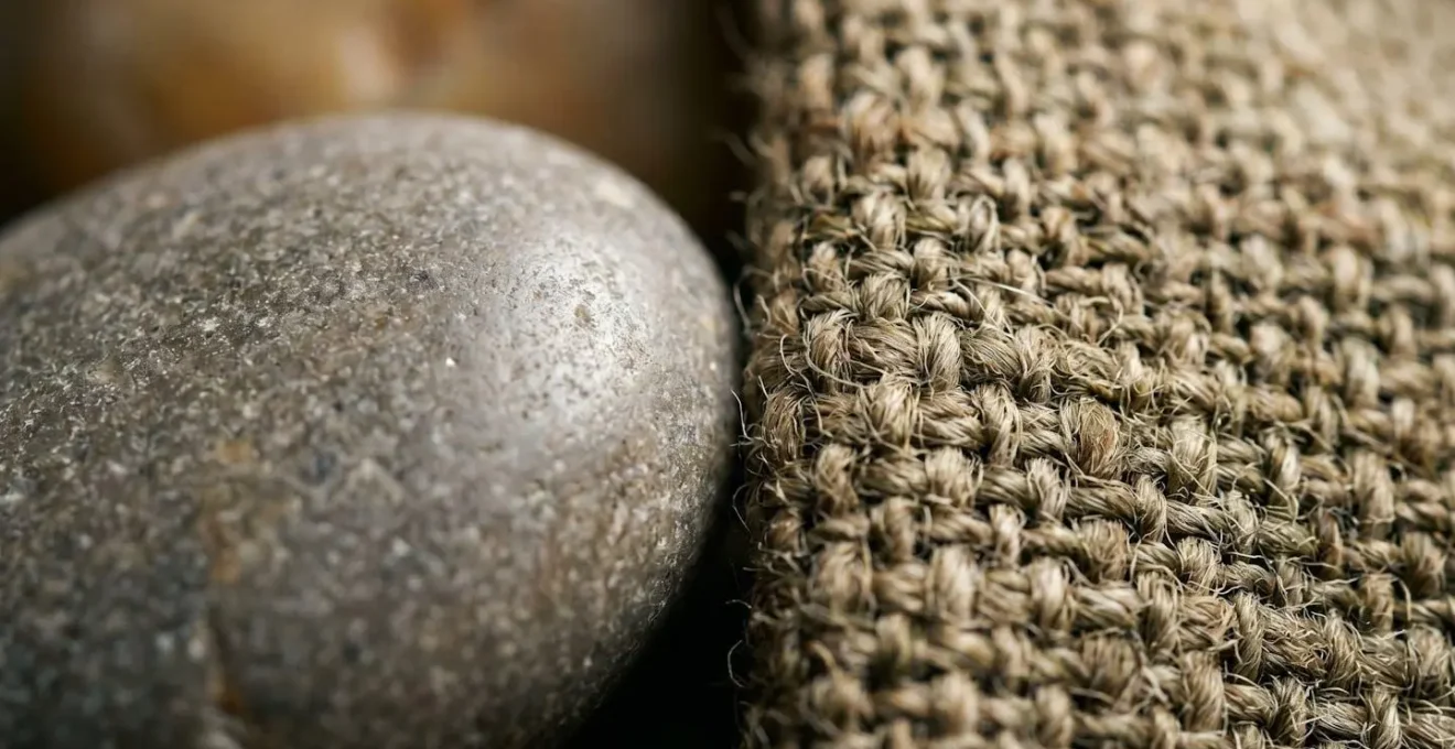 Détail macro de textures naturelles se rencontrant pour symboliser l'alchimie unique d'une relation de coaching