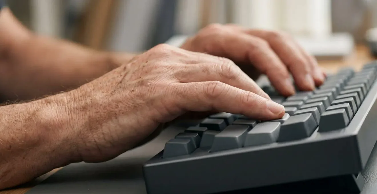 Mains expérimentées travaillant avec des outils numériques modernes dans un processus d'apprentissage concentré